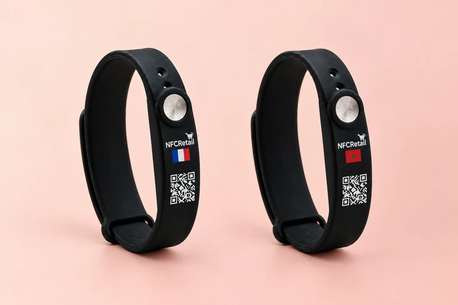 Deux bracelets NFC noirs NFCRetail avec QR code, version France et version Maroc